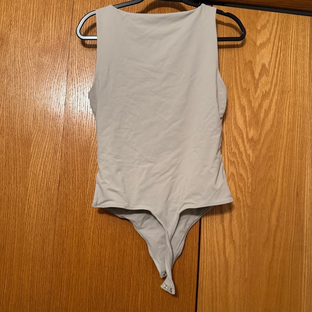 NWOT House of Harlow Beige Sleeveless Bodysuit - Picture 3 of 3